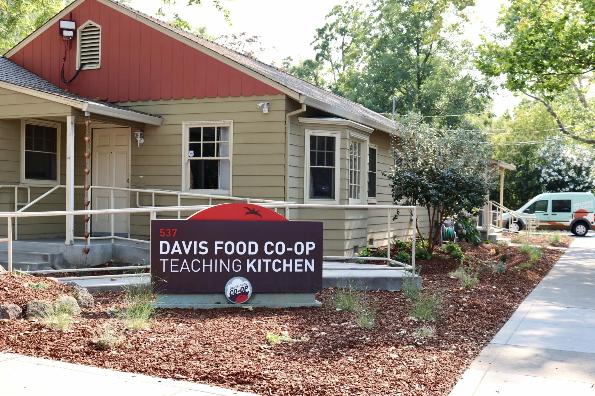 Image for display with article titled The Dirt on classes at the Davis Food Co-op Teaching Kitchen